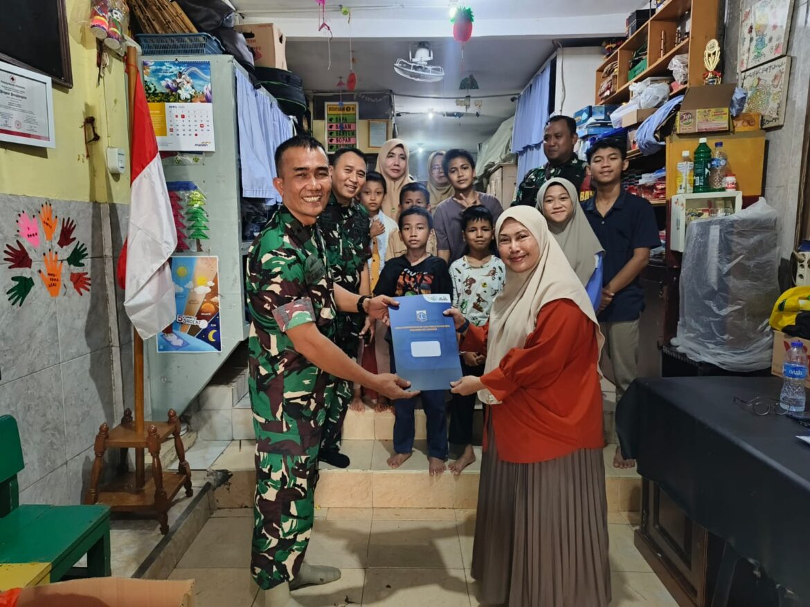 Kodim 0504/JS Serahkan 16 Akta Kelahiran di Dua Panti Asuhan: Panti Anak Tebet dan Almera Azzahra Al-Fatunisa