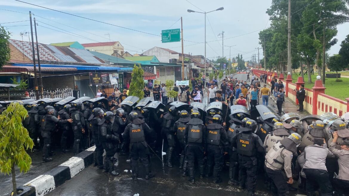 Jelang Hari Buruh, Polres Tebing Tinggi dan Sat Brimob Simulasi Pengamanan Unjuk Rasa