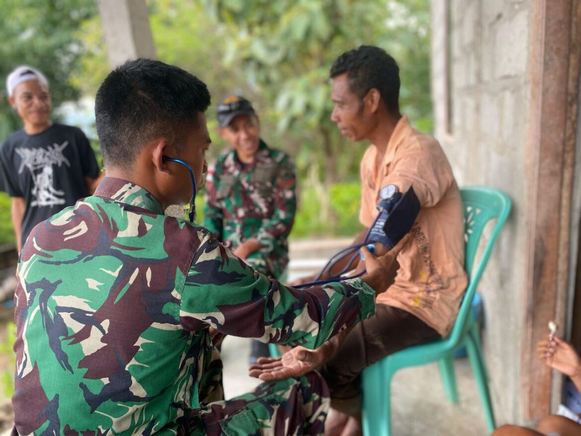Satgas Pamtas RI-RDTL Yonarhanud 15/DBY Pos Aplal Giat Kesehatan Keliling di  Dusun Nunsena