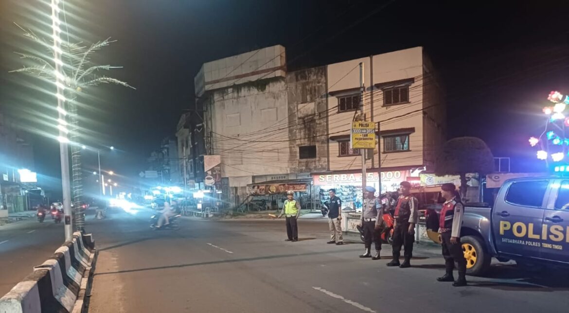 Tingkatkan Keamanan Dimalam Hari, Polres Tebing Tinggi Patroli Blue Light