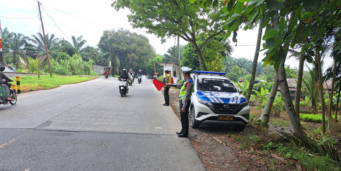 Sat Lantas Polres Tebing Tinggi Pantau Arus Lalu Lintas di Rel Pabatu
