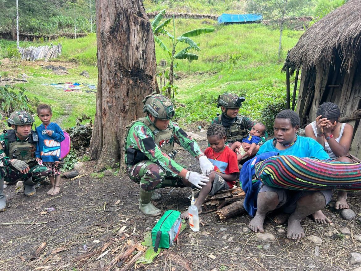 Dengan Stetoskop dan Permen, Prajurit TNI Taklukkan Hati Warga Papua