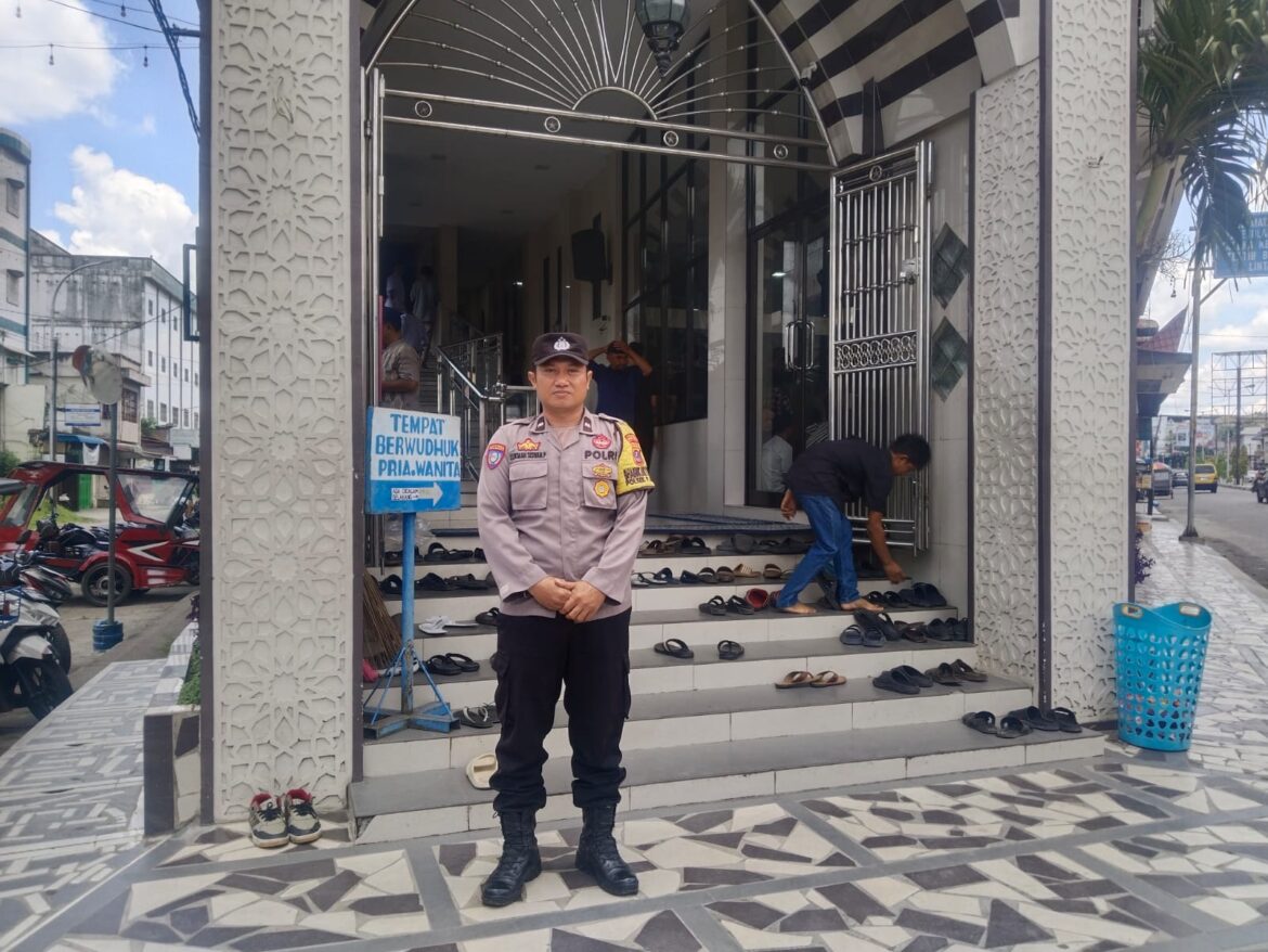 Wujud Polri Hadir di Masyarakat, Polsek Padang Hulu Pengamanan Sholat Jumat