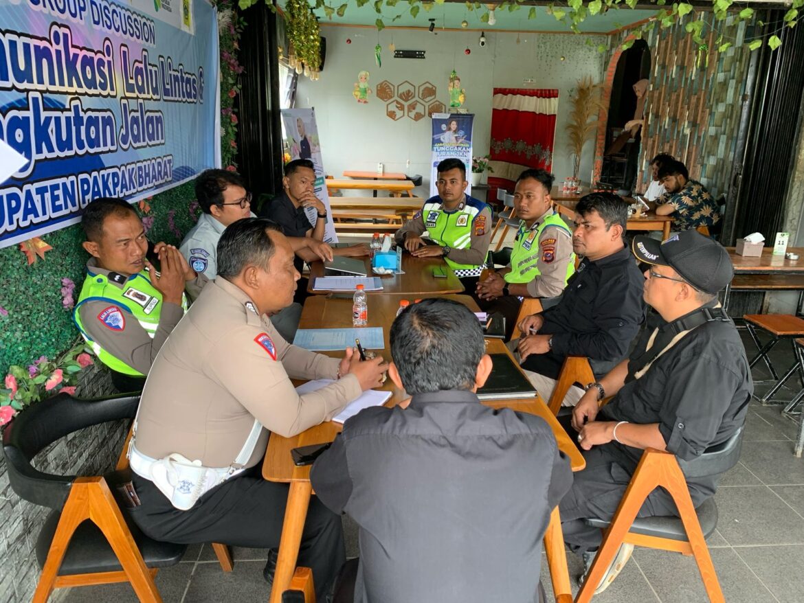 Sat Lantas Polres Pakpak Bharat dan Dishub Sinergi Lakukan Penerangan Keliling
