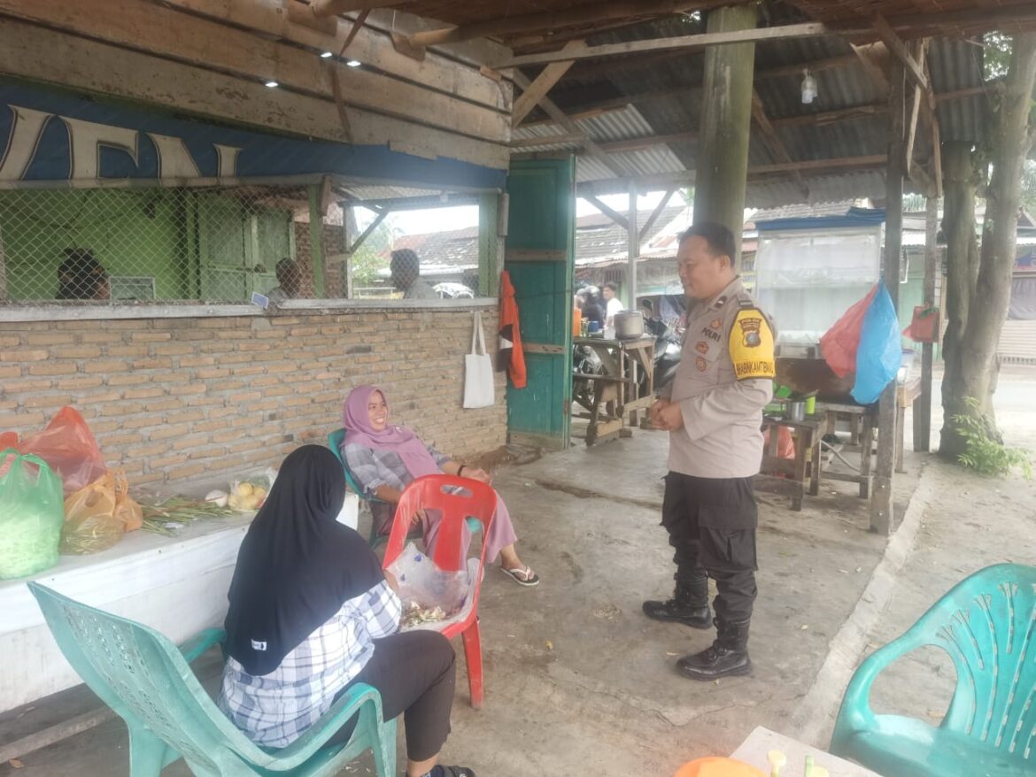 Bhabinkamtibmas Polsek Padang Hilir Sambangi Pelaku UMKM dan Sampaikan Pesan Kamtibmas