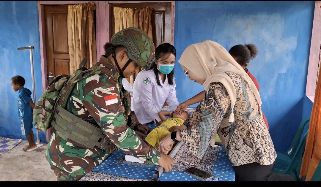 Pos Aroba Satgas Yonif 642 Laksanakan Kegiatan Posyandu dan Bagikan Sargal di Kampung Air Terjun