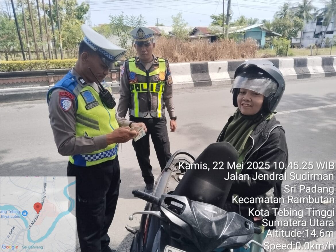 Kanit Turjawali Satlantas Polres Tebing Tinggi Ipda Johan Pimpin Pengaturan dan Tindak Pelanggar Lalulintas