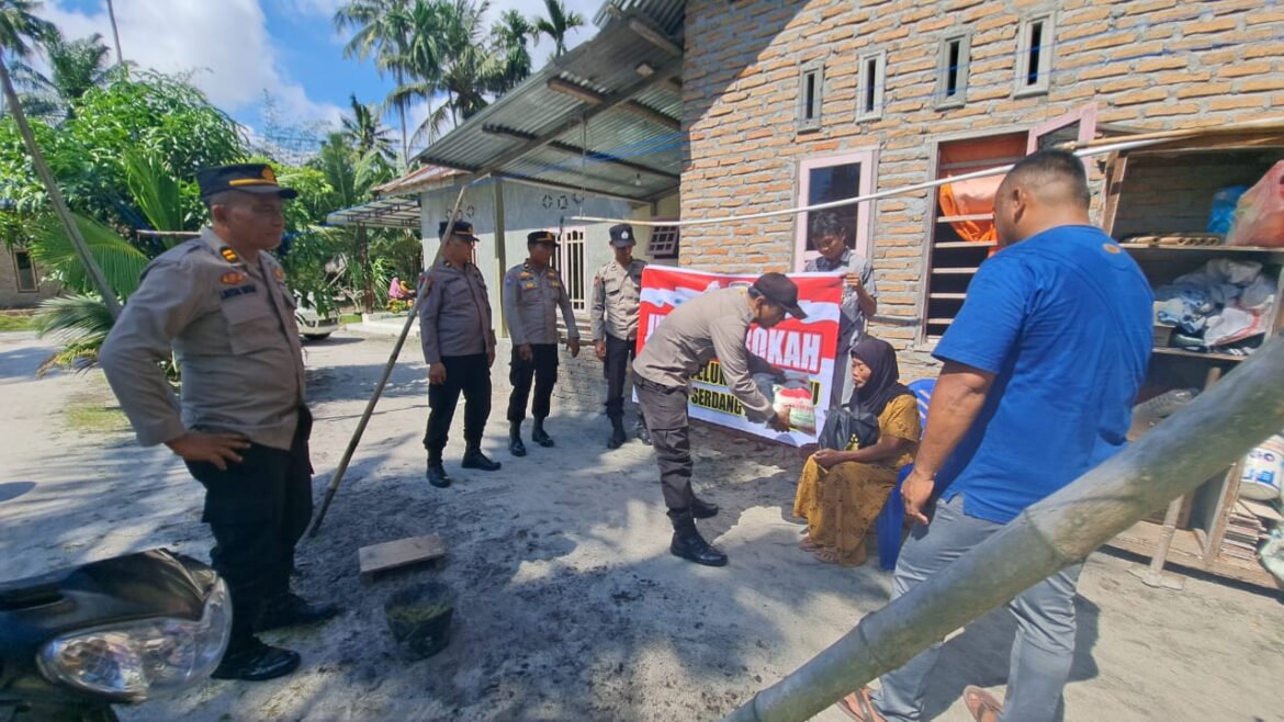 Polri Peduli, Polsek Teluk Mengkudu Bantu Kaum Dhuafa