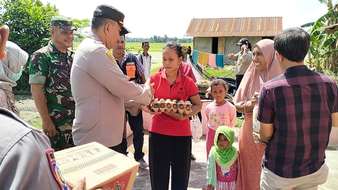Polres Sergai Bantu Korban Angin Puting Beliung di Dua Lokasi