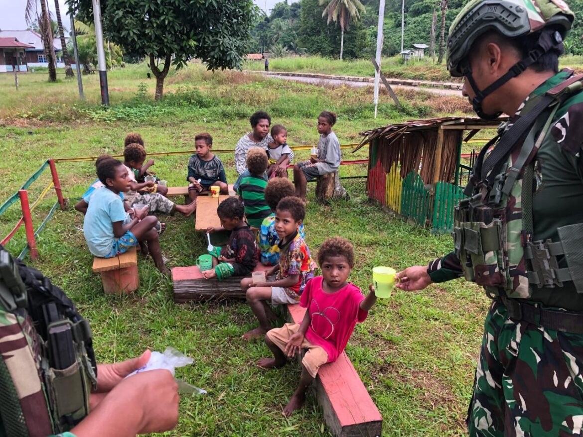 Cegah Stunting, Satgas Kewilayahan Yonif 642/Kps Bagikan Makanan Bergizi