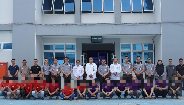 Kakanwil Ditjenpas Riau Berikan Remisi Khusus Waisak bagi Narapidana Beragama Buddha di Lapas Narkotika Rumbai