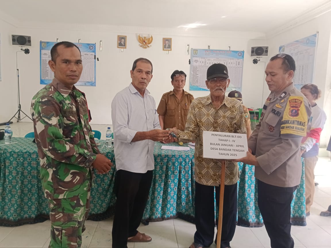 Bhabinkamtibmas Polsek Bandar Khalifah Pastikan Penyaluran BLT-DD Berjalan Lancar