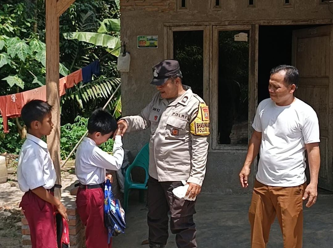 Bhabinkamtibmas Polsek Sipispis Berikan Bantuan Tas Sekolah kepada Pelajar
