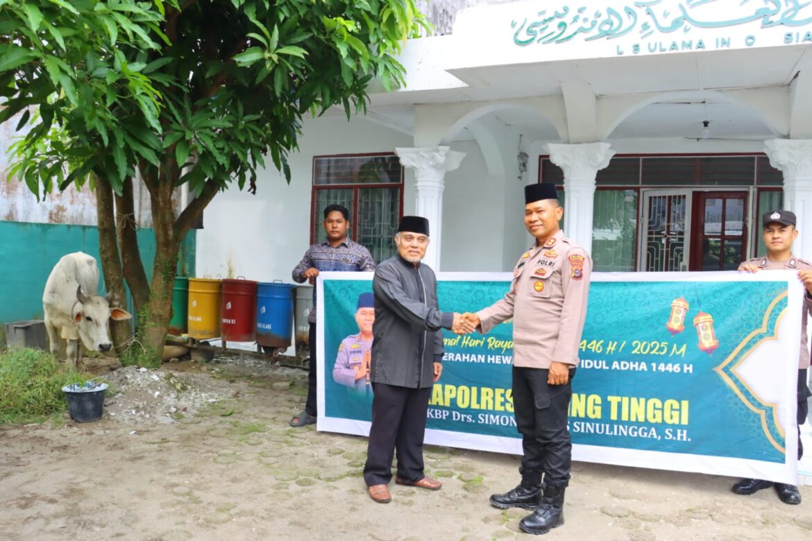 Sambut Idul Adha 1446 H, Kapolres Tebing Tinggi Serahkan Hewan Kurban kepada MUI