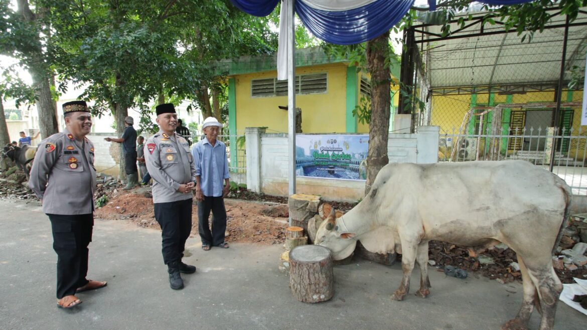 Polres Sergai Berbagi Daging Kurban Idul Adha 1446 H