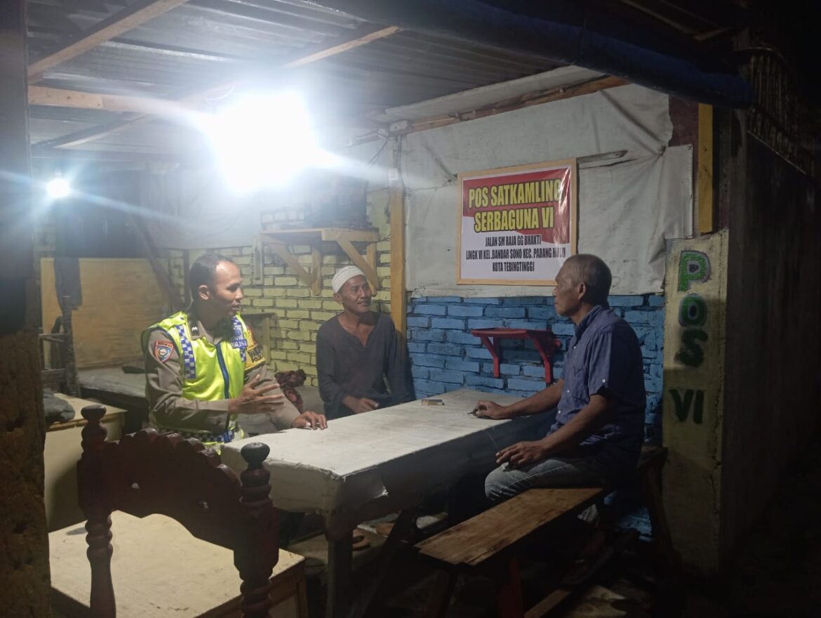 Bhabinkamtibmas Polsek Padang Hulu Sambangi Pos Kamling, Sampaikan Pesan Kamtibmas