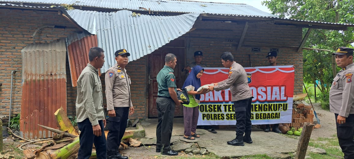 Polsek Teluk Mengkudu Ulurkan Bantuan Korban Angin Puting Beliung