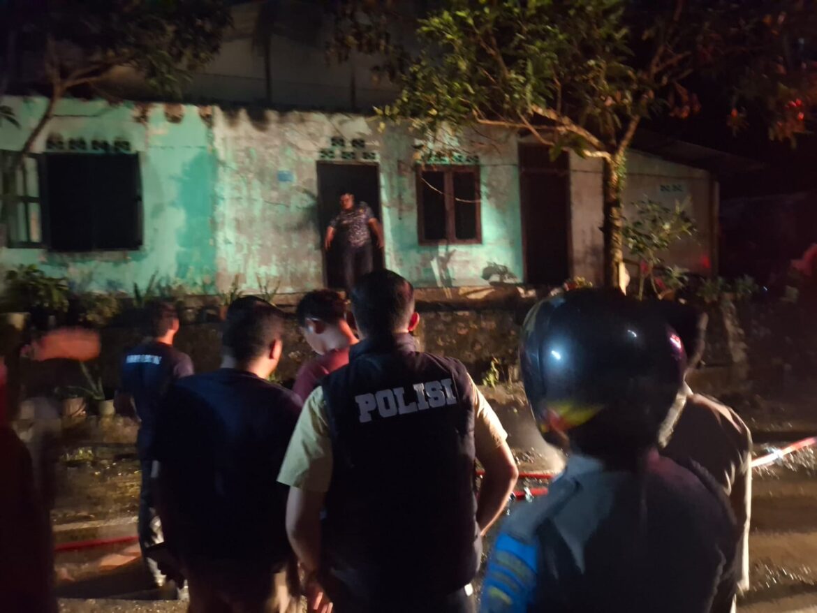 Polres Sibolga Bantu Rumah Warga Diamuk Sijago Merah