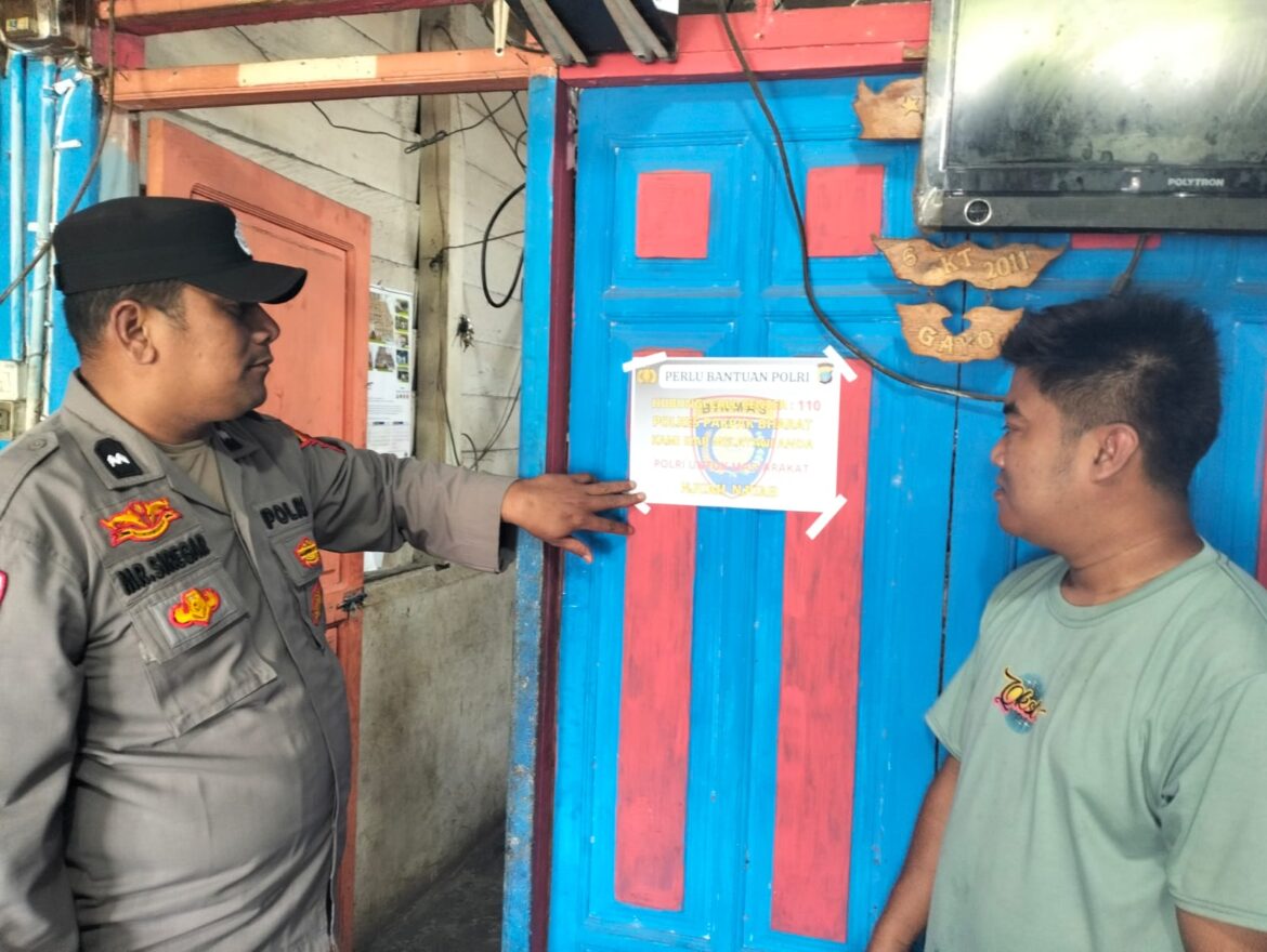 Sat Binmas Polres Pakpak Bharat Sosialisasi Call Center 110 dengan Brosur dan Tempel Stiker