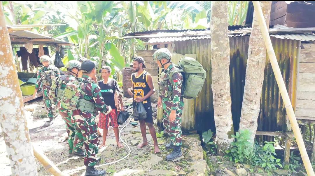 Senyuman di Ujung Negeri, Satgas Yonif 642/Kps Beri Sembako di Distrik Kramomongga