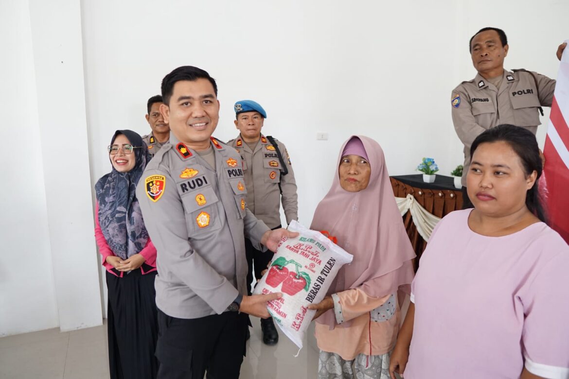 Wakapolres Tebing Tinggi Kompol Rudi Syahputra, S.Kom Pimpin Bakti Sosial HUT Bhayangkara Ke-79