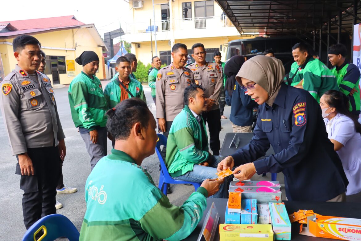 HUT Bhayangkara Ke-79 Polres Tebing Tinggi Gelar Bakti Kesehatan dan Bansos Ojol