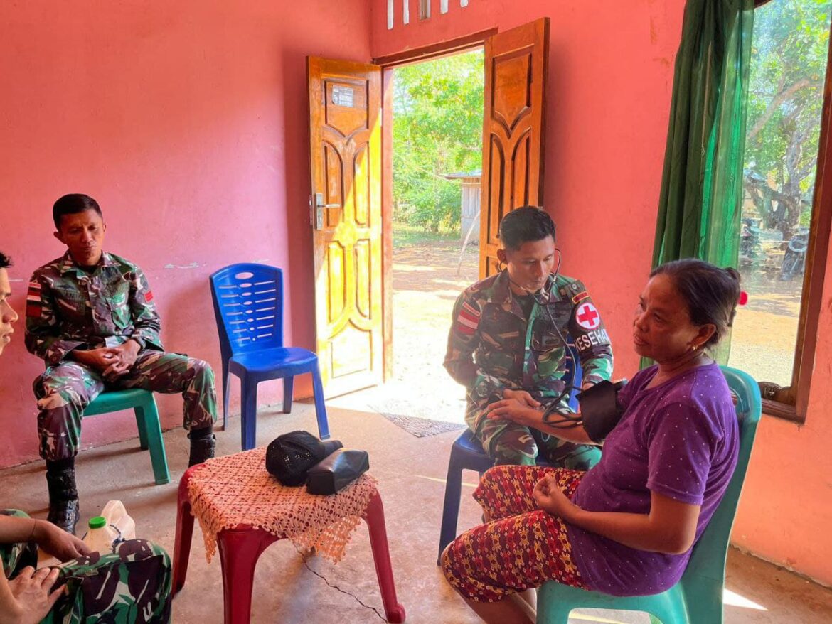 Satgas Pamtas RI–RDTL Pos Oepoli Tengah Laksanakan Pelayanan Kesehatan Keliling di Desa Natemnanu Utara