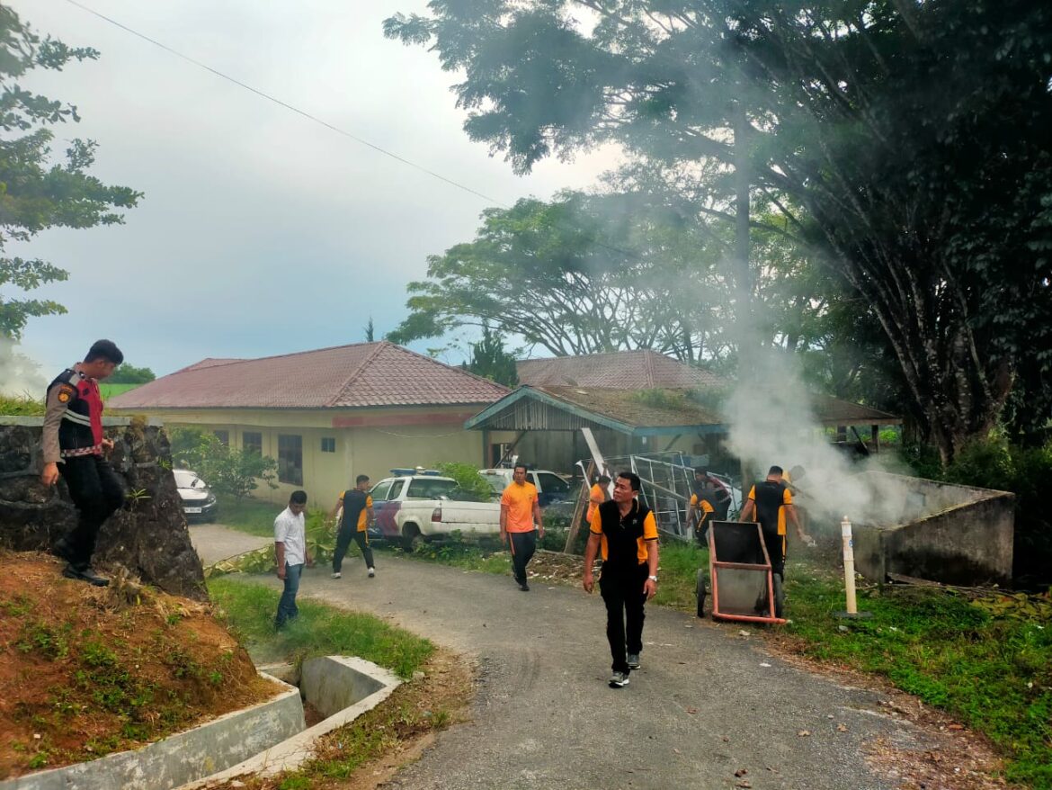 Personil Polres Pakpak Bharat dan Jajaran Lakukan Bersih-bersih di Mako