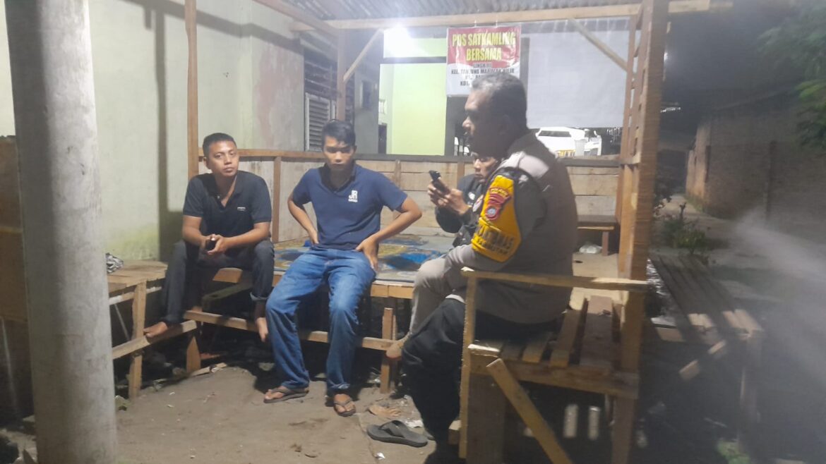 Bhabinkamtibmas Polsek Rambutan Sambangi Pos Kamling Bersama, Ciptakan Situasi Aman