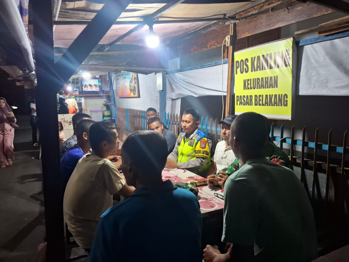 Sambangi Pos Satkamling, Bhabinkamtibmas Berikan Arahan Kepada Petugas Pos Satkamling