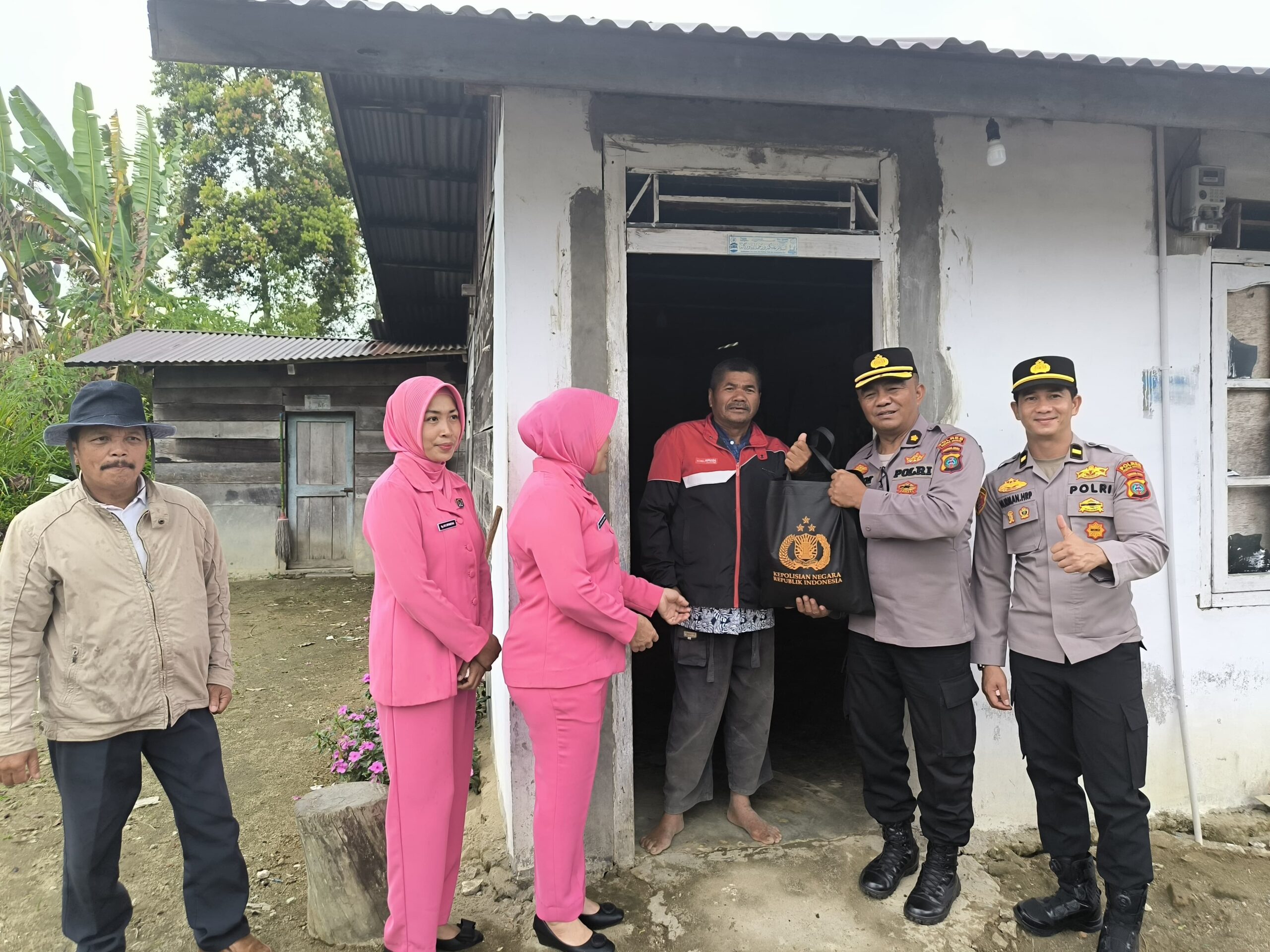 Polres Pakpak Bharat Beri Bantuan Sosial Masyarakat Jelang HUT Bhayangkara Ke-79