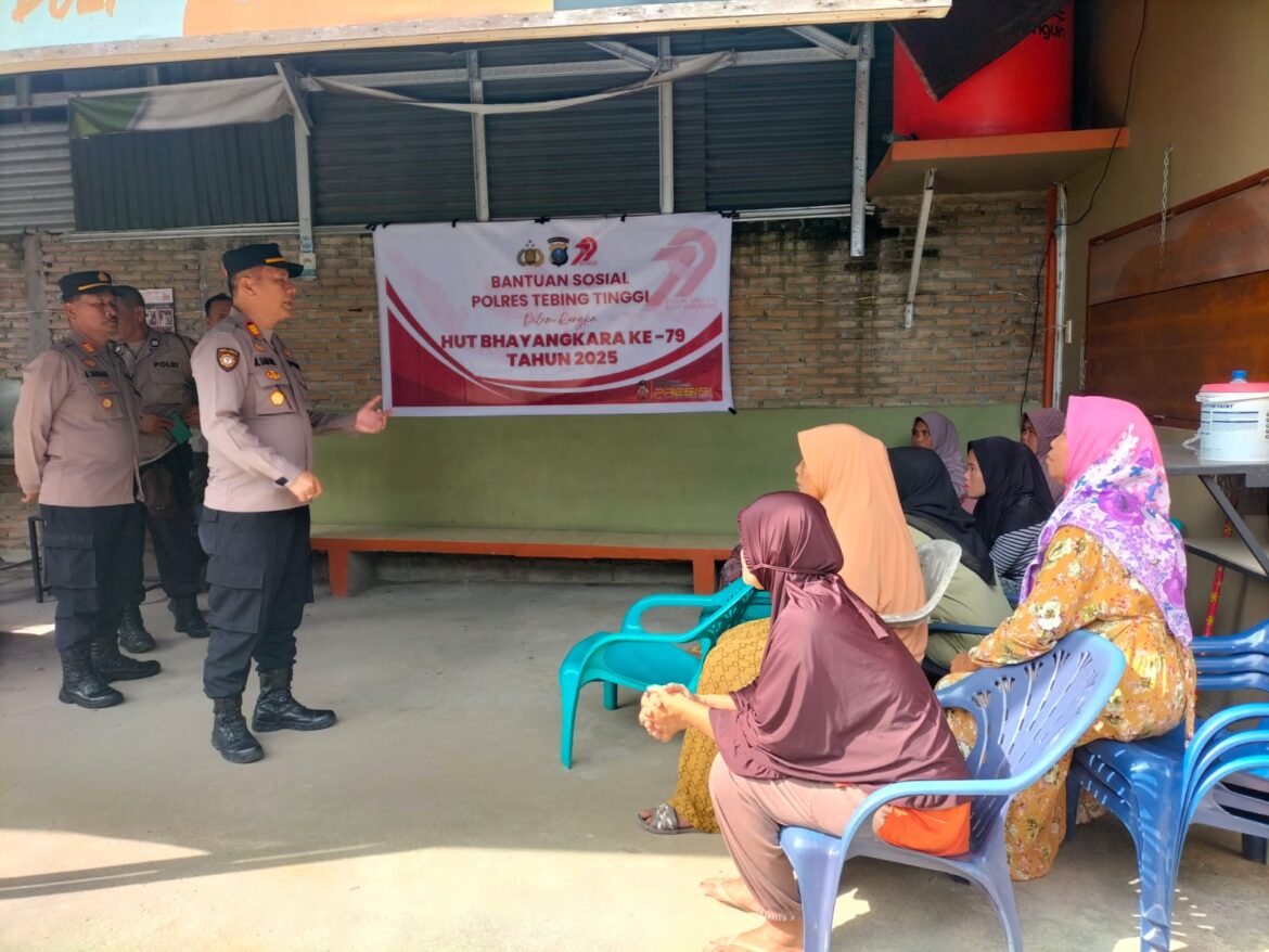 Kapolsek Padang Hulu AKP Marolop Samosir Salurkan Paket Bansos HUT Bhayangkara Ke-79