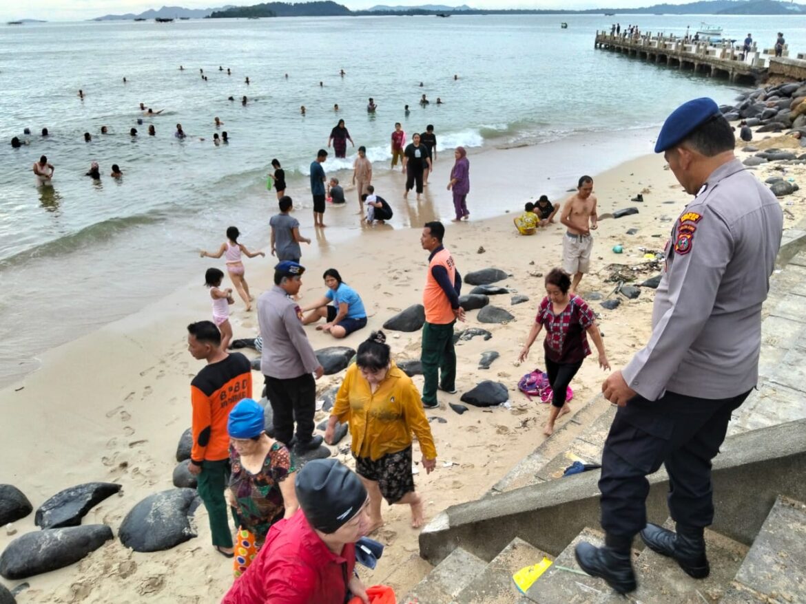 Polres Sibolga Patroli dan Pengamanan Objek Wisata Diakhir Pekan Antisipasi Laka Laut