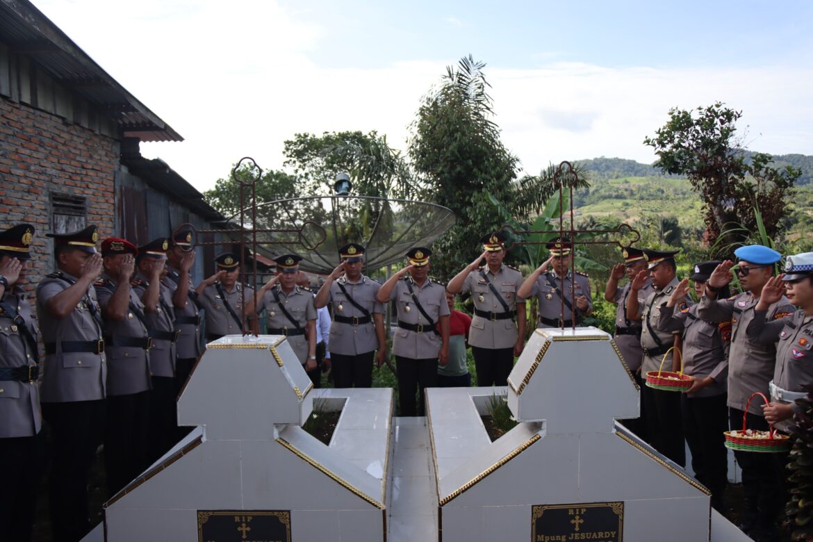 HUT Bhayangkara Ke-79 Kapolres Pakpak Bharat Pimpin Ziarah Dan Tabur Bunga