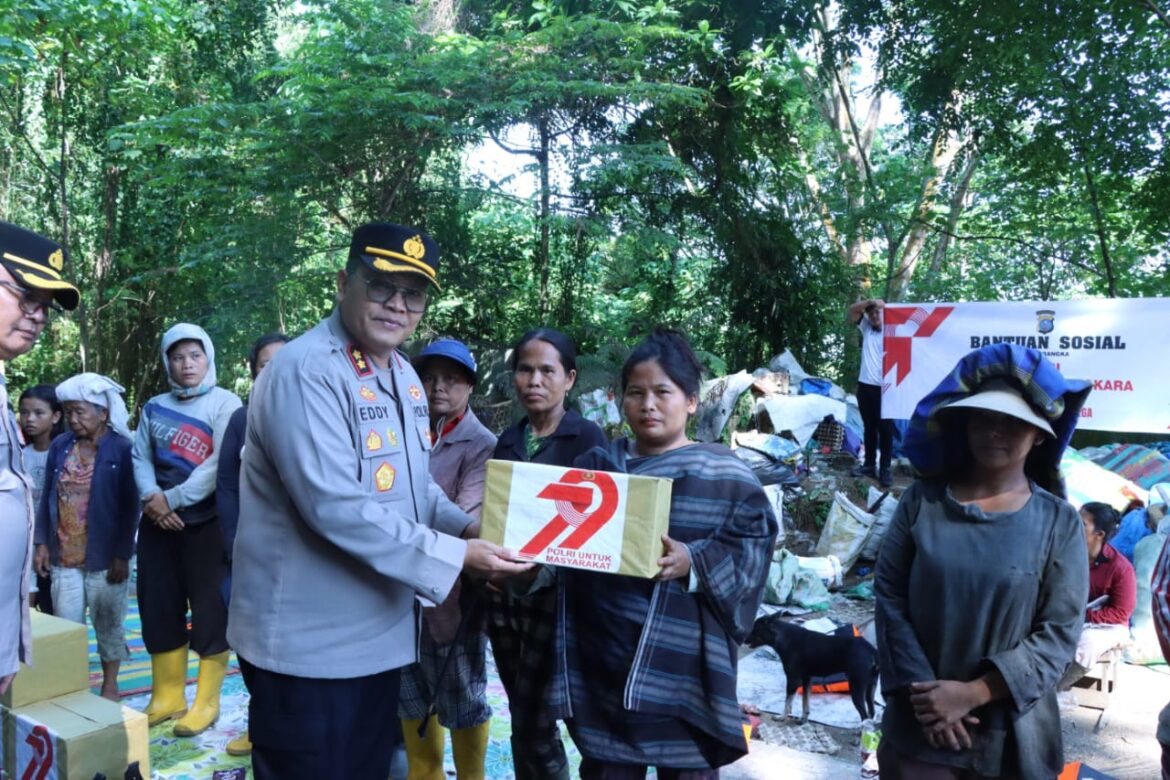 Kapolres Sibolga Bagikan Bansos Kepada Pemulung Jelang Hari Bhayangkara Ke-79