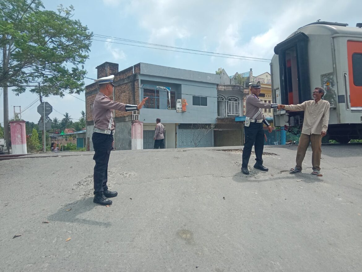 Sat Lantas Polres Batu Bara Gatur Lalin dan Patroli Kibas Bendera