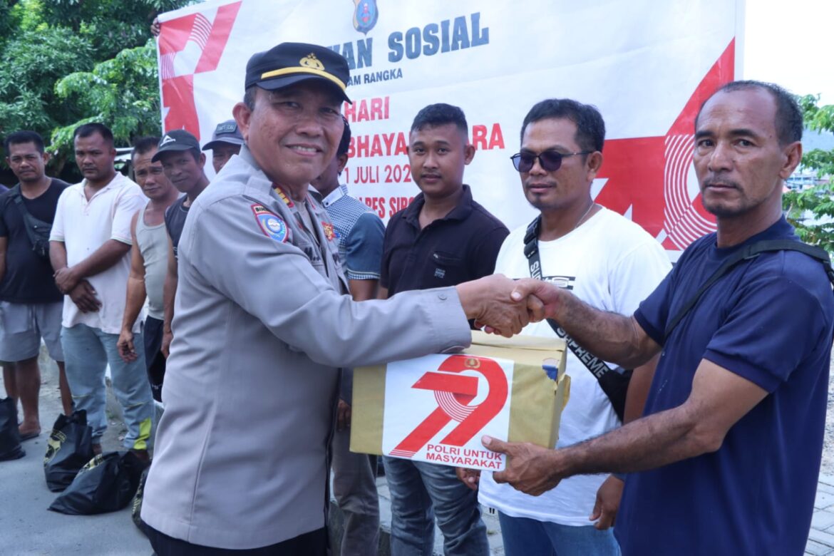Sambangi Buruh Bongkar Muat, Polres Sibolga Bagikan Bansos HUT Bhayangkara Ke-79