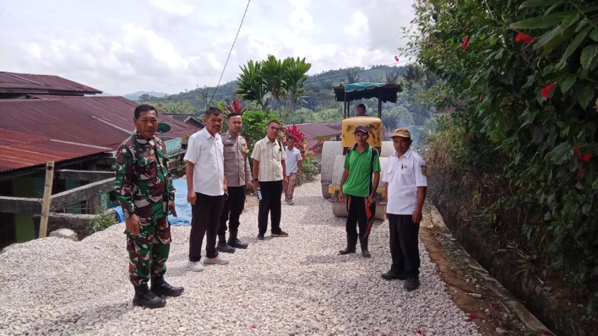 Bhabinkamtibmas Polsek Sukaramai Laksanakan KRYD Pastikan Pembangunan Jalan Desa Berjalan Dengan Baik Dan Aman