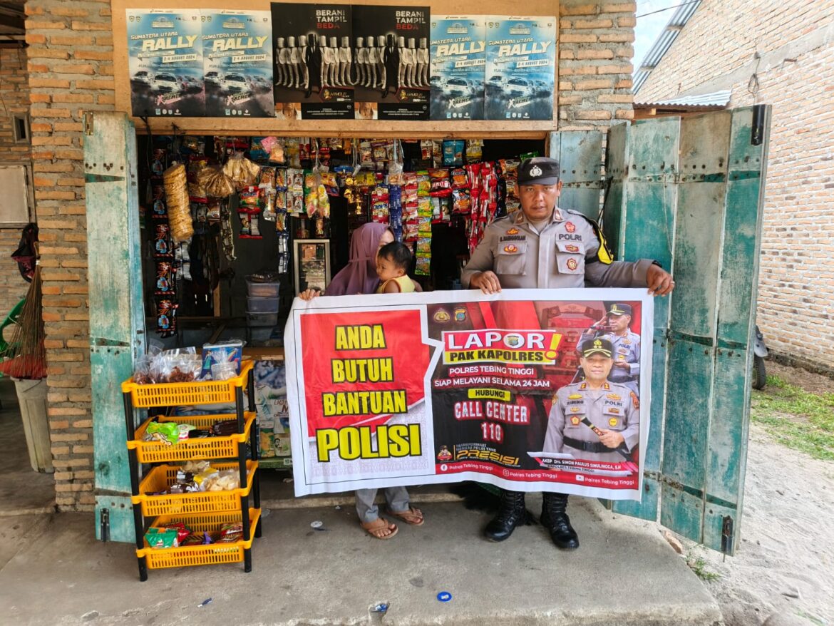 Bhabinkamtibmas Polsek Sipispis Tempel Sticker Lapor Pak Kapolres di Warung Kios