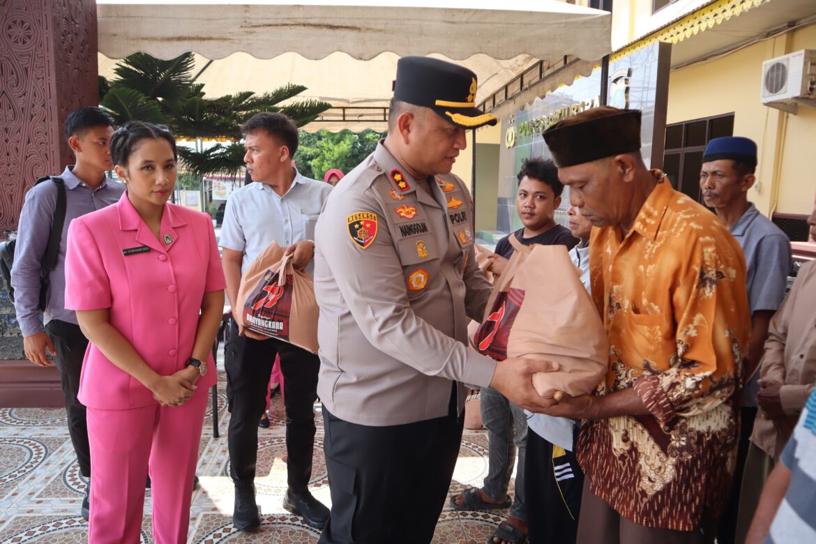 Kapolres Batu Bara bersama Ketua Bhayangkari Berbagi Bansos Jelang Hari Bhayangkara Ke-79