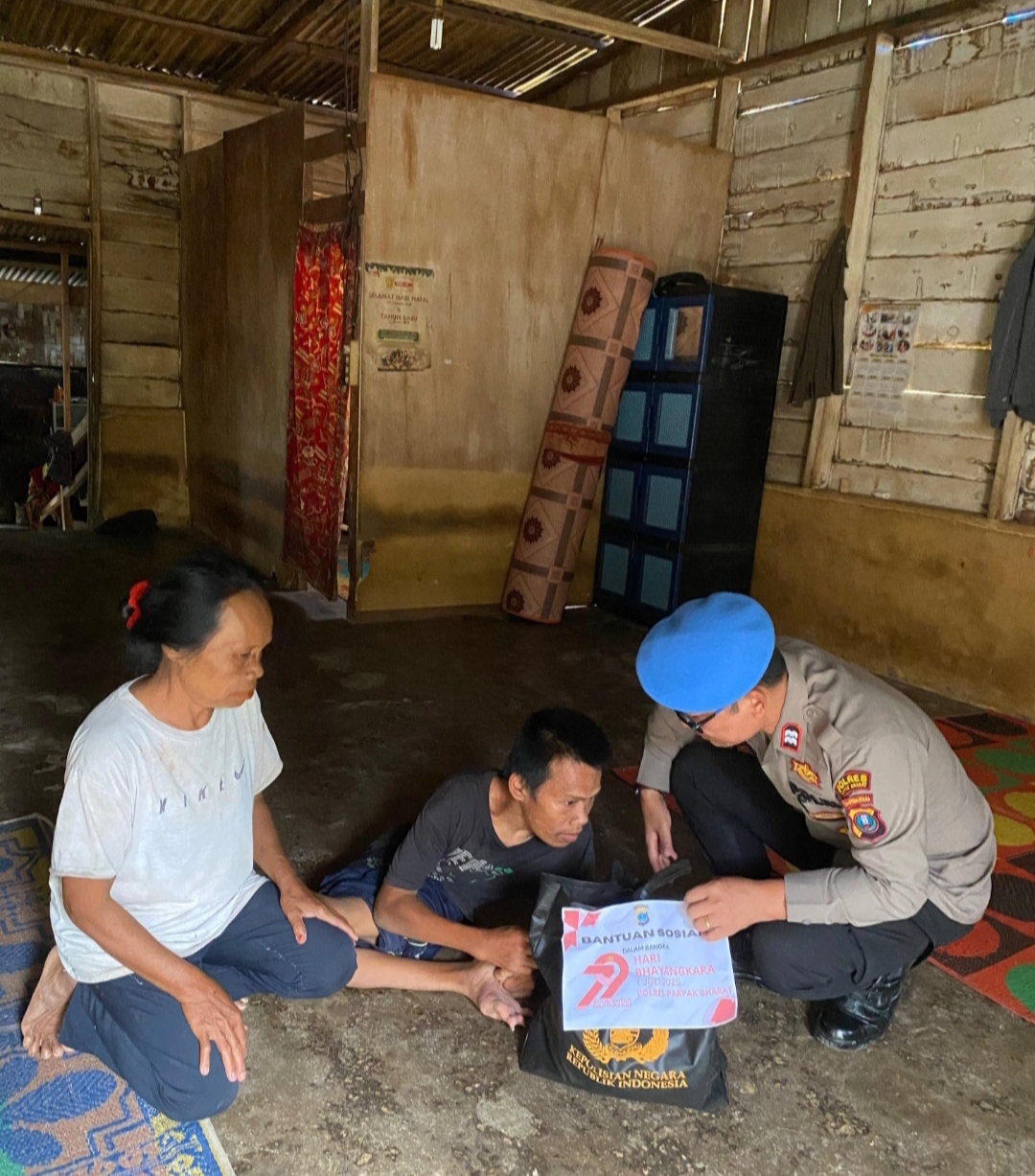 Polri Untuk Masyarakat Sipropam Polres Pakpak Bharat Bagikan Bansos HUT Bhayangkara Ke-79