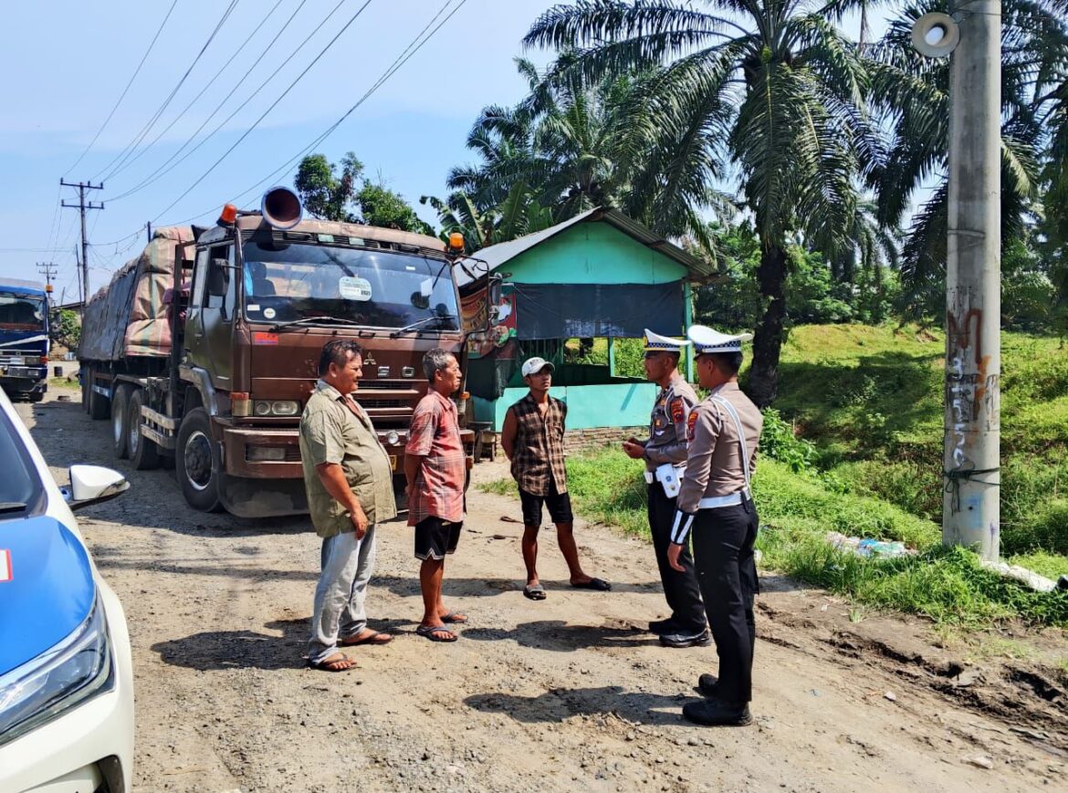 Sambang Supir Truk, Sat Lantas Polres Batu Bara Sosialisasi ODOL