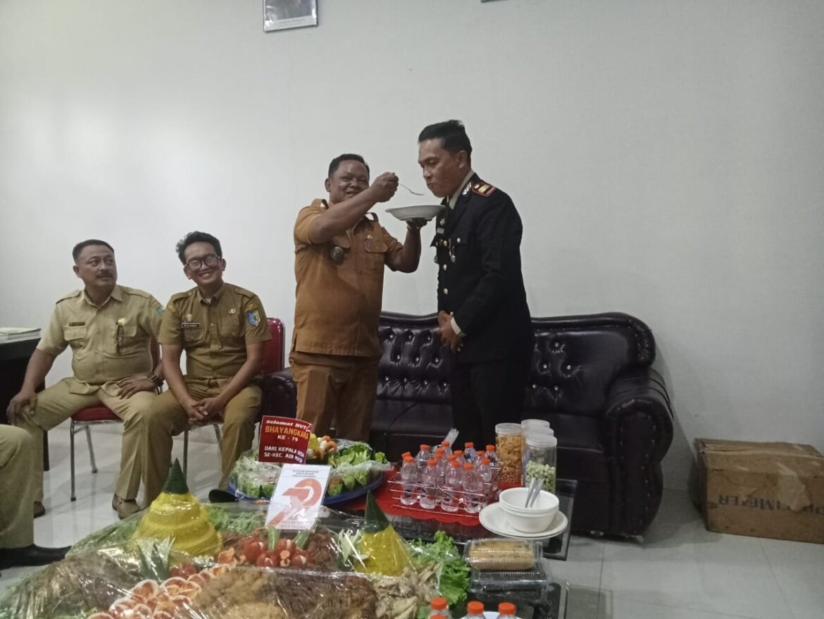 Hari Bhayangkara Ke-79 Kapolsek Indrapura AKP Reynold Silalahi, S.H Terima Apresiasi Camat Air Putih