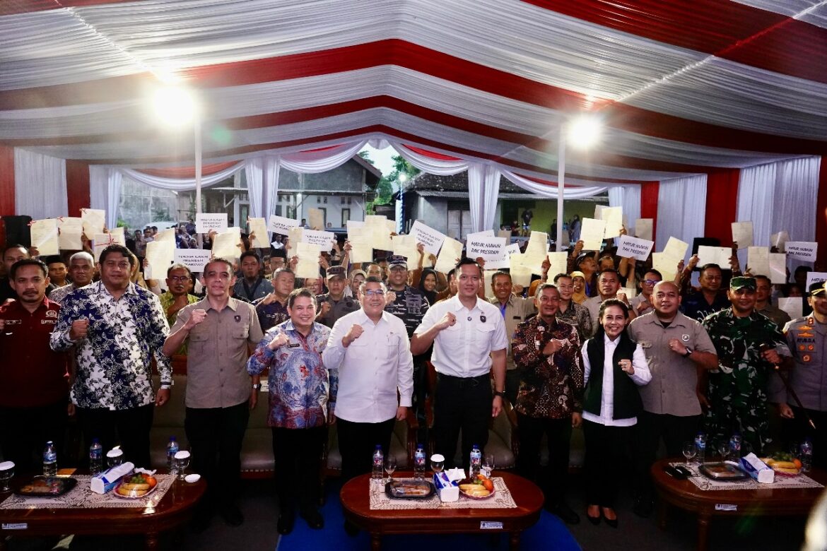 Lampaui Target Penyelesaian PTSL, Menko AHY dan Wamen Ossy Serahkan Langsung Sertipikat Masyarakat Kabupaten Pacitan