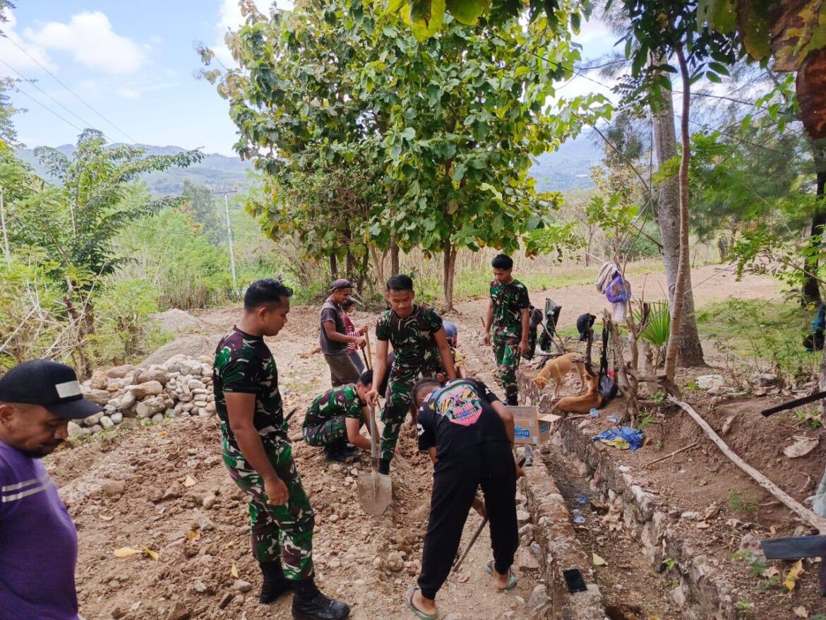 Satgas Pamtas RI-RDTL Karya Bakti Pembuatan Saluran Air di Desa Inbate