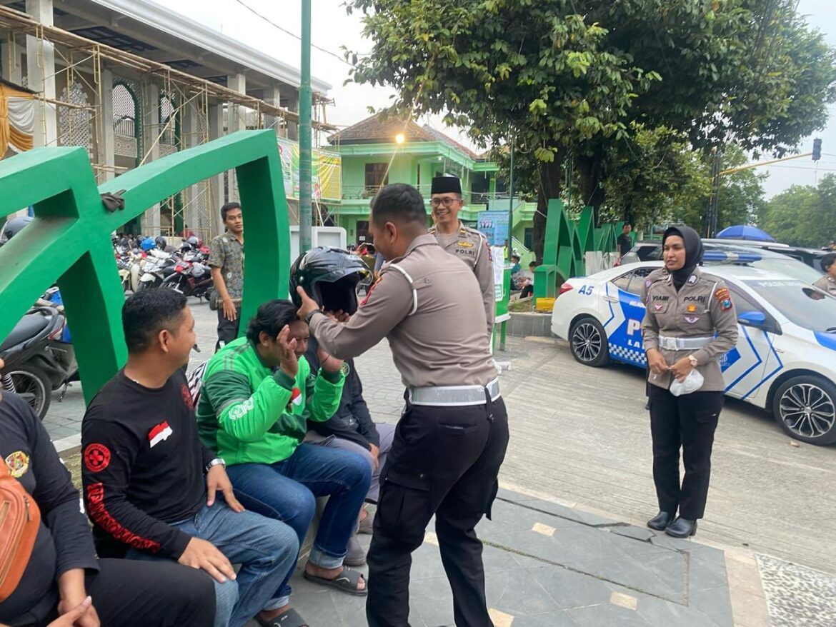 Operasi Patuh Semeru 2025, Polres Ponorogo Beri Helm Gratis untuk Ojol