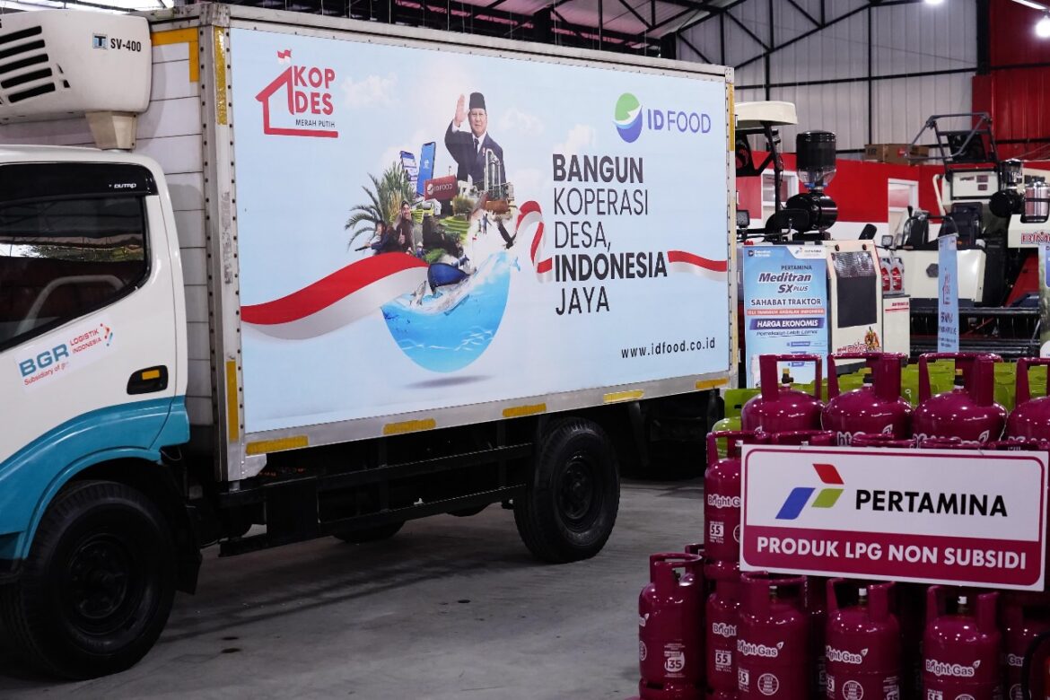 Menteri Nusron Dampingi Presiden Prabowo Resmikan 80.000 Koperasi Desa Merah Putih