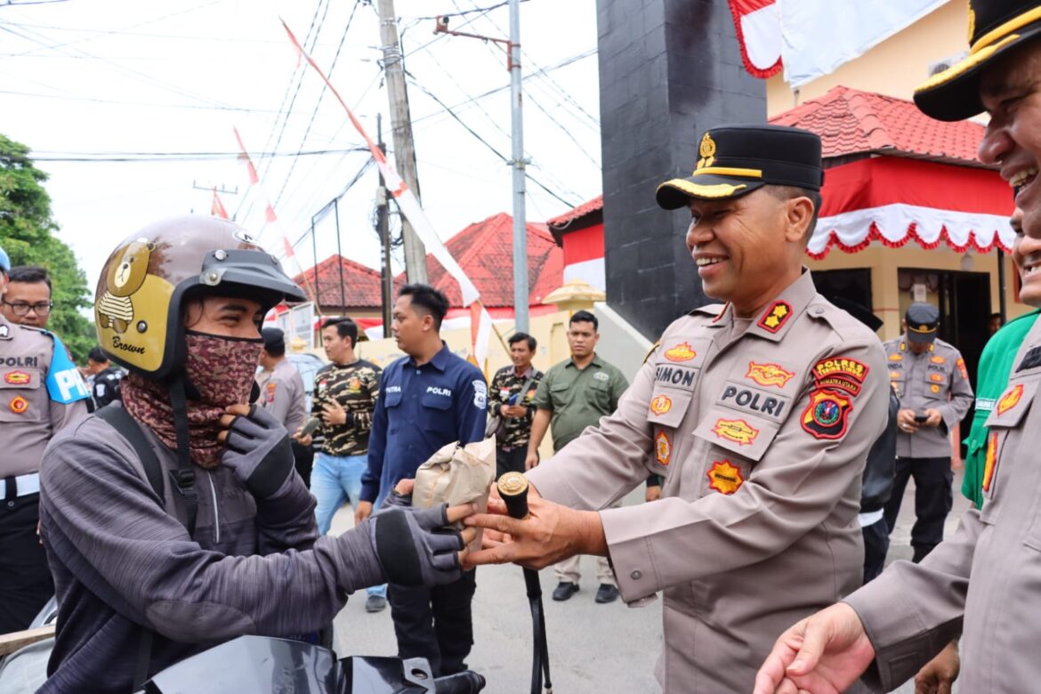 Jumat Berkah, Polres Tebing Tinggi dan GP Ansor Bagikan Nasi Bungkus ke Masyarakat