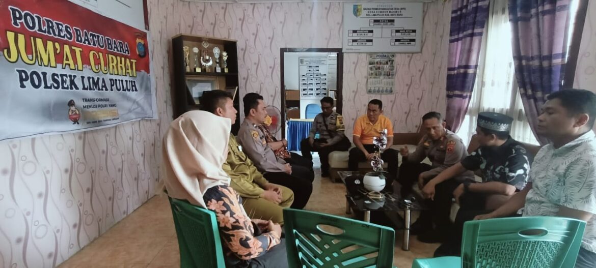 Kapolsek Lima Puluh AKP S. Sagala, S.H Jumat Curhat di Balai Desa Sumber Makmur