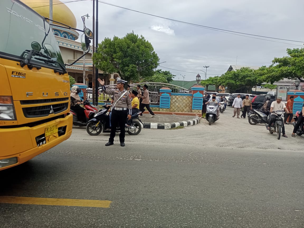 Sat Lantas Polres Batu Bara atroli dan Gatur Lalin di Sejumlah Mesjid